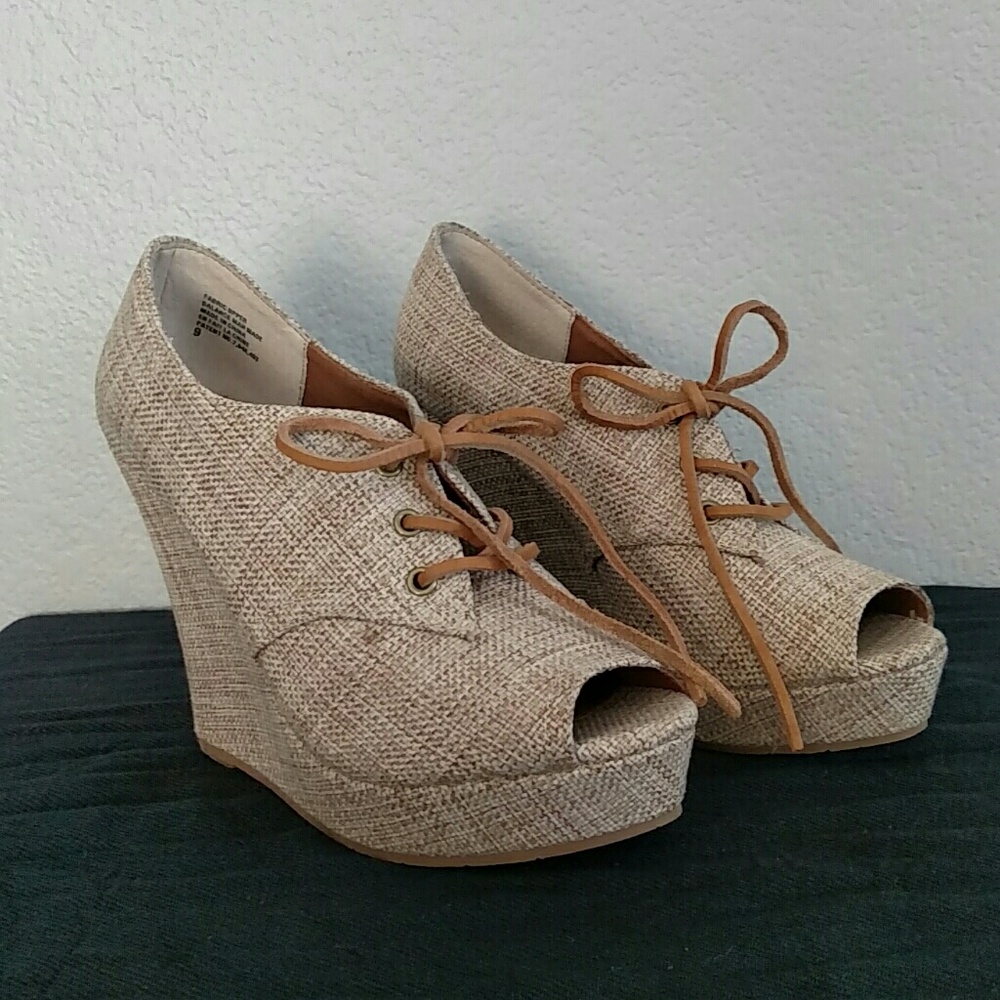 BC Footwear Peep Toe Laceup Wedges Sz 9 Tan Creme